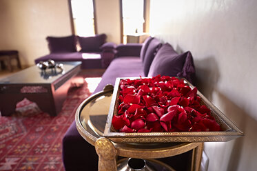 Marokko, Fes, Tablett mit roten Rosenblättern in einer Suite des Hotels Riad Fes - KMF001484
