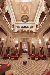 Marokko, Fes, Hotel Riad Fes, beleuchtete Eingangshalle - KMF001426