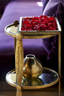 Marokko, Fes, Tablett mit roten Rosenblättern in einer Suite des Hotels Riad Fes - KMF001431