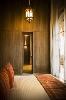 Marokko, Fes, Hotel Riad Fes, Hotelzimmer mit Bett und Holzvertäfelung - KMF001432