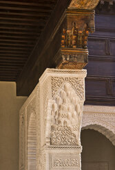 Marokko, Fes, Hotel Riad Fes, Deckenbalken und verschnörkelter Stuck - KMF001439