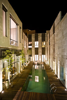 Marokko, Fes, Hotel Riad Fes, Innenhof mit Schwimmbad bei Nacht - KMF001450