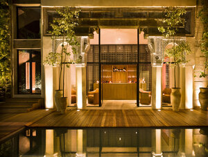 Marokko, Fes, Hotel Riad Fes, Innenhof mit Schwimmbad bei Nacht - KMF001451