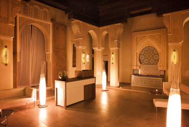 Marokko, Fes, Hotel Riad Fes, beleuchtete Lounge bei Nacht - KMF001461