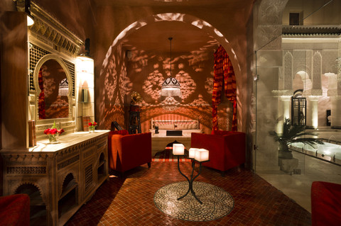 Marokko, Fes, Hotel Riad Fes, Hotelzimmer bei Nacht, lizenzfreies Stockfoto