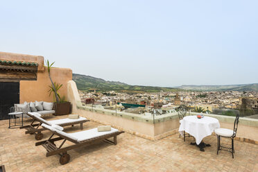 Marokko, Fes, Blick über die Medina von der Dachterrasse des Hotels Riad Fes - KMF001468