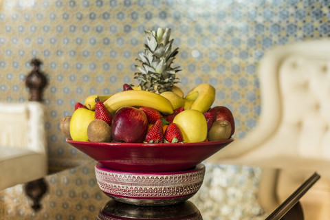 Marokko, Fes, Hotel Riad Fes, Schale mit Früchten in einem Hotelzimmer, lizenzfreies Stockfoto