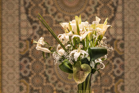 Marokko, Fes, Hotel Riad Fes, Strauß weißer Blumen, lizenzfreies Stockfoto