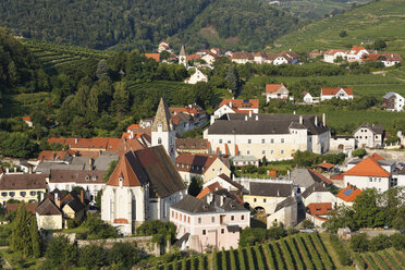 Österreich, Niederösterreich, Waldviertel, Wachau, Spitz an der Donau, Pfarrkirche Spitz und Schloss Spitz-Niederhaus - SIEF005901