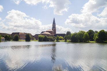 Deutschland, Schleswig-Holstein, Kiel, Rathaus und Kleiner Kieler See - KRPF001052