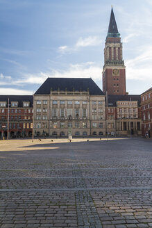 Deutschland, Schleswig-Holstein, Kiel, Rathaus - KRPF001056