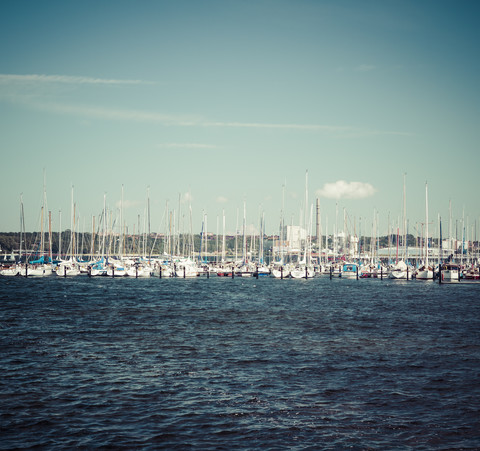 Deutschland, Schleswig-Holstein, Kiel, Yachthafen und Segelboote, lizenzfreies Stockfoto