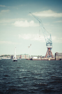 Deutschland, Schleswig-Holstein, Kiel, Hafen, Hafenkran und Gebäude der Deutschen Marine im Hintergrund - KRPF001067