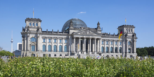 Deutschland, Berlin, Berlin-Tiergarten, Reichstagsgebäude, Berliner Fernsehturm links - WIF000990