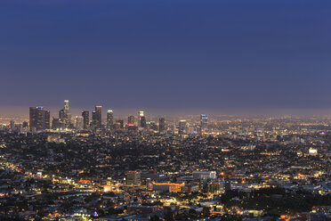 USA, Kalifornien, Los Angeles, Skyline am Abend - FOF006937