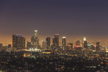 USA, Kalifornien, Los Angeles, Skyline am Abend - FOF006941