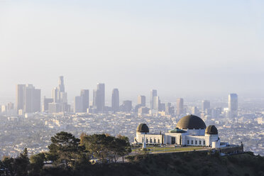 USA, Kalifornien, Los Angeles, Griffith Observatorium und Skyline - FOF006947