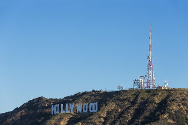 USA, Kalifornien, Los Angeles, Hollywood Hills, Hollywood Sign und Antennenmast - FOF006949