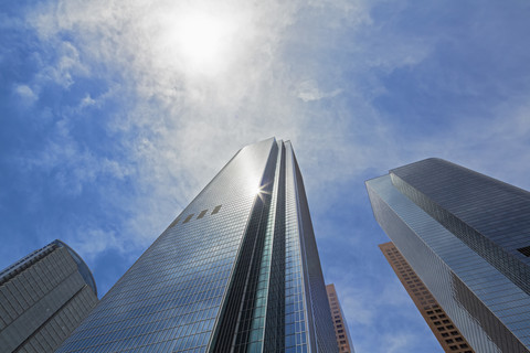 USA, Kalifornien, Los Angeles, Wolkenkratzer gegen die Sonne, lizenzfreies Stockfoto
