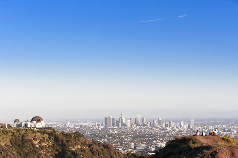 USA, Kalifornien, Los Angeles, Skyline, Griffith Observatory und Touristen, lizenzfreies Stockfoto