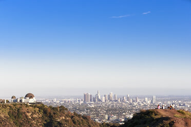 USA, Kalifornien, Los Angeles, Skyline, Griffith Observatory und Touristen - FOF006961