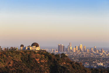 USA, Kalifornien, Los Angeles, Skyline und Griffith Observatory am Abend - FO006963