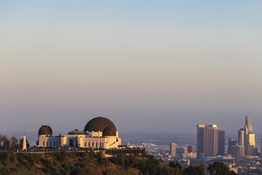 USA, Kalifornien, Los Angeles, Skyline und Griffith Observatory am Abend - FO006989