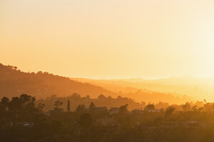 USA, Kalifornien, Los Angeles, Villen in den Hollywood Hills bei Sonnenuntergang - FOF006990