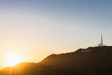 USA, Kalifornien, Los Angeles, Hollywood Hills, Hollywood Sign und Antennenmast bei Sonnenuntergang - FOF006991