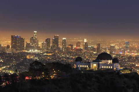 USA, Kalifornien, Los Angeles, Skyline und Griffith Observatory am Abend, lizenzfreies Stockfoto