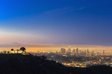 USA, Kalifornien, Los Angeles, Skyline und Griffith Observatory vor Sonnenaufgang - FO006996