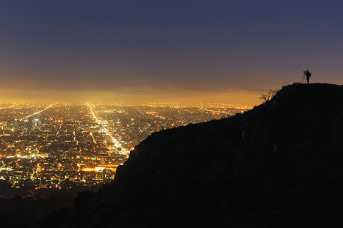 USA, Kalifornien, Los Angeles, Stadtbild und Fotograf auf einem Berg, lizenzfreies Stockfoto