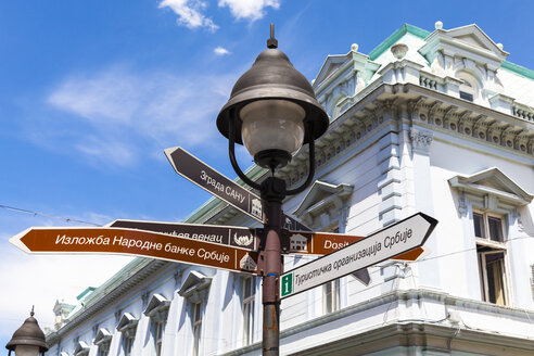 Serbien, Belgrad, Schilderpfosten in der Knez Mihailjova Straße - AMF002804