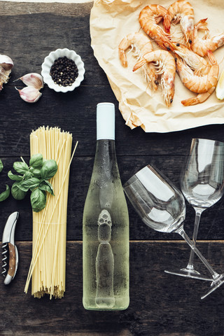 Zutaten für Nudelgericht mit Garnelen, Tomaten und Weißwein, lizenzfreies Stockfoto