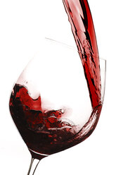 Einschenken von Rotwein in ein Weinglas - IPF000155