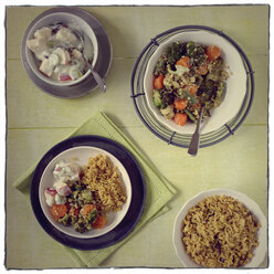 Indische Gerichte mit Raita, Pilaf und vegetarischem Curry - EVGF000851