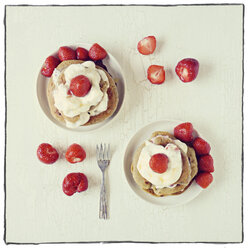 Dessert mit Buchweizenpfannkuchen und Erdbeeren - EVGF000853