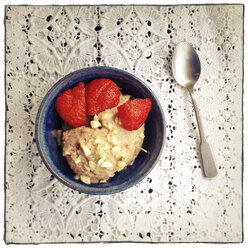 Almond banana mush with strawberries - EVGF000856