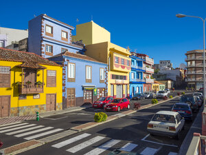 Spanien, Kanarische Inseln, La Palma, Puerto de Tazacorte, Bunte Häuser - AMF002817