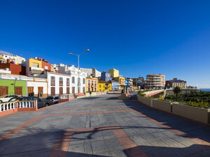 Spanien, Kanarische Inseln, La Palma, Puerto de Tazacorte, bunte Häuser, Uferpromenade - AMF002818