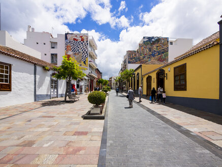Spanien, Kanarische Inseln, La Palma, Los Llanos de Aridane, Plaza de Espana, Mosaike an Fassaden - AMF002822