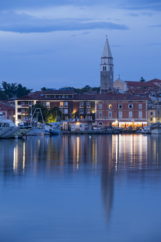 Slowenien, Slowenisches Küstenland, Adriaküste, Izola, Hafen am Abend, lizenzfreies Stockfoto