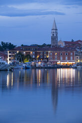 Slowenien, Slowenisches Küstenland, Adriaküste, Izola, Hafen am Abend - WIF000997