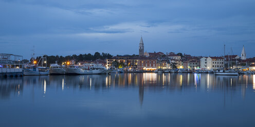 Slovenia, Slovene Littoral, Adriatic coast, Izola, Harbour in the evening - WIF000998