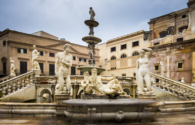 Italien, Sizilien, Provinz Palermo, Palermo, Brunnen Fontana della Vergogna auf dem Platz Piazza Pretoria - AMF002810