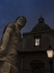 Italien, Sizilien, Provinz Palermo, Palermo, Brunnen Fontana della Vergogna auf der Piazza Pretoria, Brunnenfigur bei Nacht - AMF002814