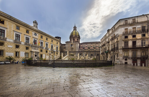 Italien, Sizilien, Provinz Palermo, Palermo, Piazza Pretoria, Springbrunnen Fontana della Vergogna und Kirche San Giuseppe dei Teatini im Hintergrund - AMF002816