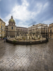 Italien, Sizilien, Provinz Palermo, Palermo, Piazza Pretoria, Springbrunnen Fontana della Vergogna und Kirche San Giuseppe dei Teatini im Hintergrund - AMF002831