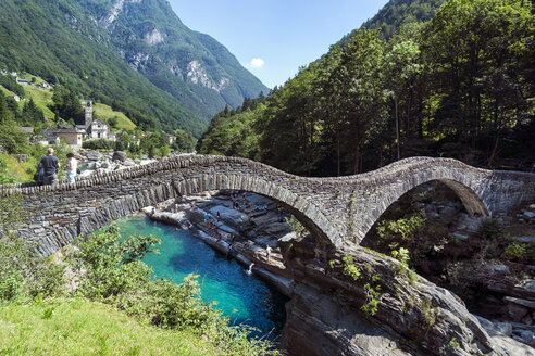Schweiz, Tessin, Lavertezzo, Ponte dei Salti - WEF000209