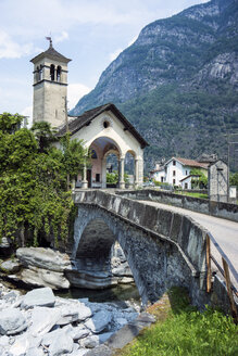 Schweiz, Tessin, Valle Maggia, Chucrh von Cevio am Rovana-Bach - WEF000211